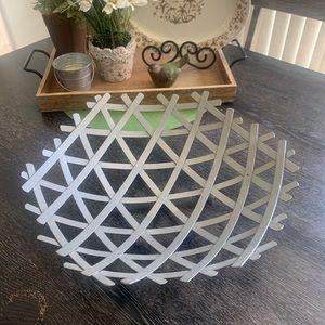 Metal basketweave decorative bowl w/feet